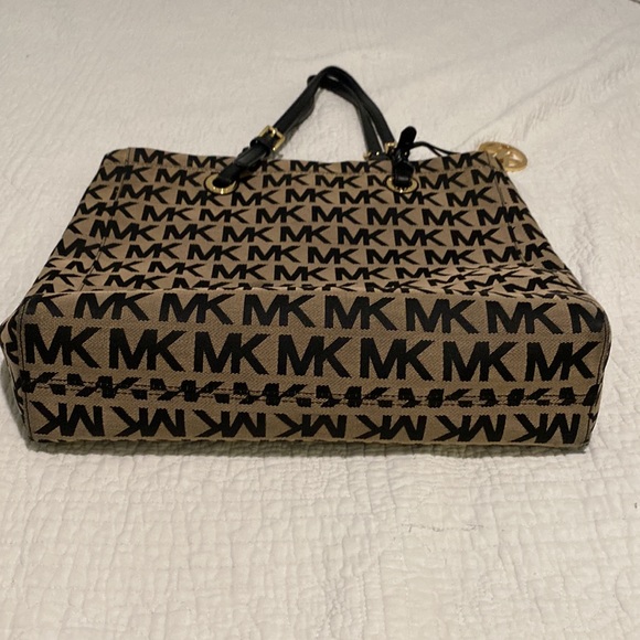 ✨MK Singature Canvas Purse✨ - Picture 2 of 7